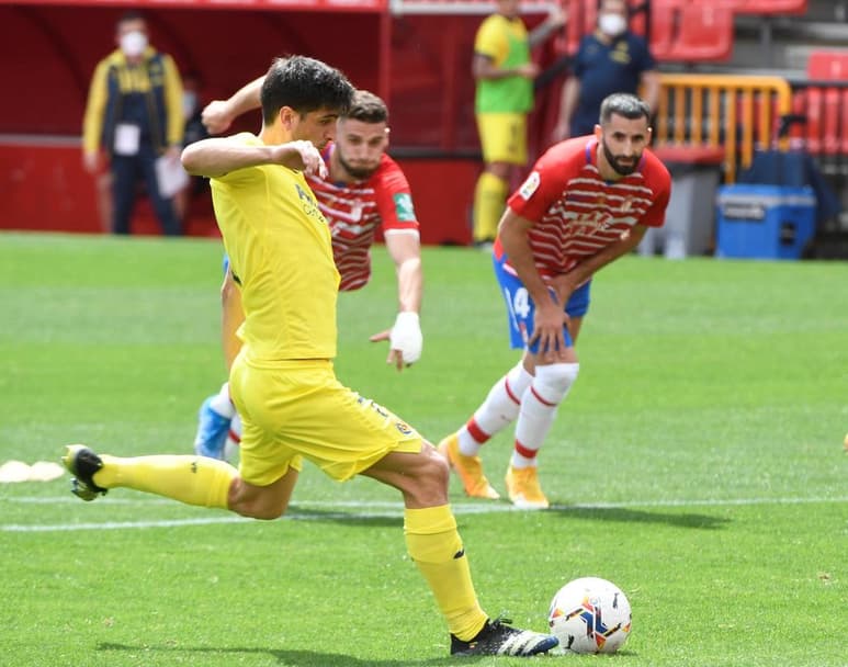 El ariete Gerard Moreno celebró su primer triplete con el que el Villarreal goleó 3-0 al Granada. (Especial)