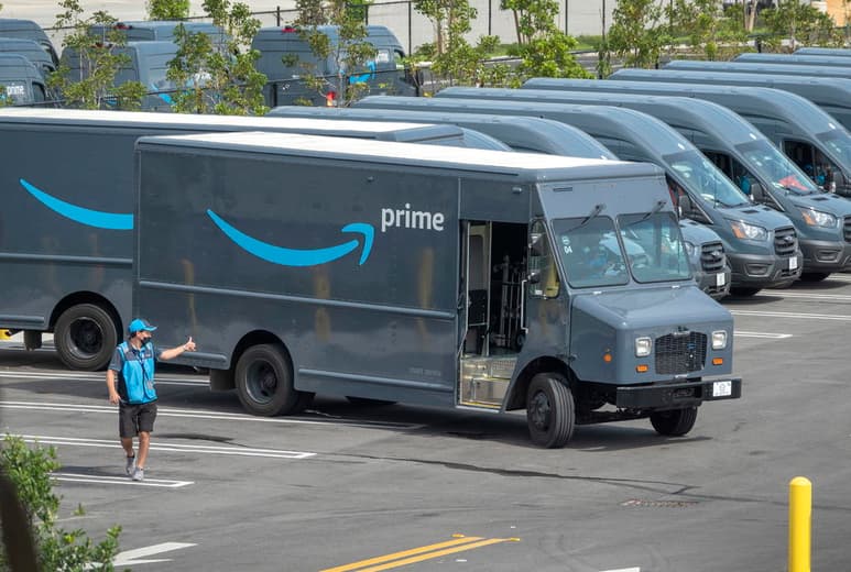 Amazon admitió que sus conductores deben orinar en botellas debido al tráfico o a problemas para encontrar baños durante los recorridos de entrega, al disculparse públicamente con un congresista estadounidense que denunció la situación y al que la empresa respondió con un tuit que ahora consideró 'incorrecto'. (Especial)