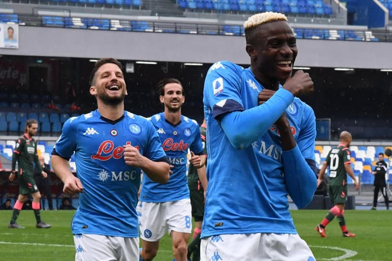  El Nápoles ganó por 4-3 este sábado contra el Crotone en el estadio Diego Maradona y se colocó cuarto en solitario en la Serie A, por delante de un Juventus, quinto, que juega este mismo sábado el derbi contra el Torino y que se medirá con el cuadro napolitano el próximo miércoles. (EFE)
