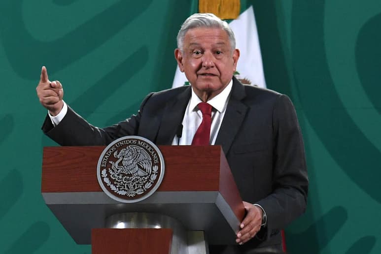 A unas horas de que comiencen las campañas rumbo a las elecciones del 6 de junio y a pesar de haber firmado el Acuerdo Nacional por la Democracia -en el que el gobierno federal y los gobernadores se comprometieron a no interferir en el proceso electoral- el presidente Andrés Manuel López Obrador difundió este sábado un cartón de Rafael Bajaras 'El Fisgón' en el que critica al PAN, al PRI y a 'los voceros de las élites corruptas'. (ESPECIAL)