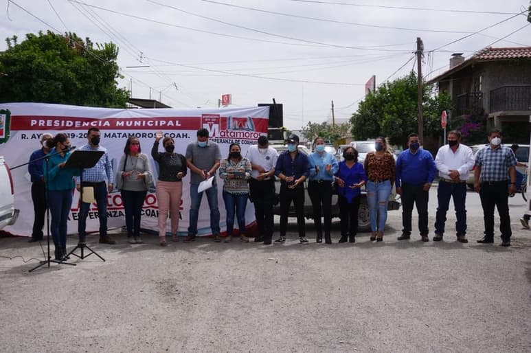 Hace unos días se dio el “banderazo” de arranque de las obras de reposición y ampliación del drenaje en tres puntos de la ciudad de Matamoros, sin embargo, no se especificaron los montos de inversión, ni el plazo especifico del inicio de los trabajos; solo se dijo que se realizarían en el transcurso de este año.
(EL SIGLO DE TORREÓN)