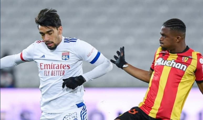El brasileño Lucas Paqueta, con un gol a nueve minutos del final, evitó la victoria del Lens y salvó al Lyon (1-1), que sumó un punto para mantener sus ambiciones en la Ligue 1 de Francia (ESPECIAL)
