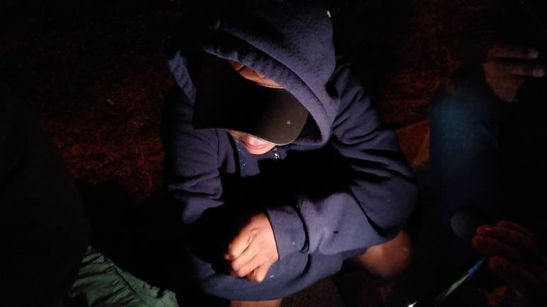 Con tan solo 13 años y tras huir de su casa en Honduras, un menor migrante llegó a Piedras Negras la tarde del sábado con la intención de cruzar hacia los Estados Unidos, sin embargo, fue ubicado en el Paseo del Río y aunque se le dio aviso al Instituto Nacional de Migración (INM) esta dependencia no lo atendió, ni ninguna otra y fue enviado a un refugio temporal. (EL SIGLO DE TORRÉON)