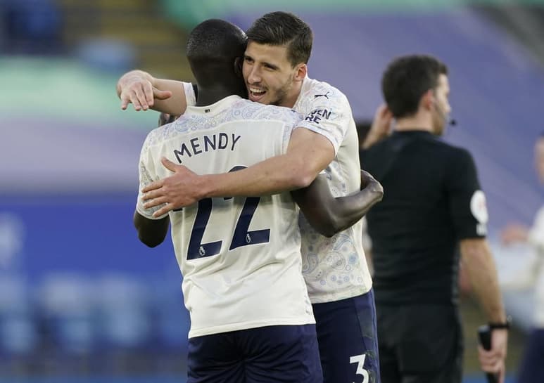 El Manchester City dio otro paso importante hacia el título de la Premier al tomarse la revancha frente al Leicester, con el que había caído en la primera vuelta en el Etihad por 2-5 y al que superó en el King Power Stadium por 0-2. (EFE)