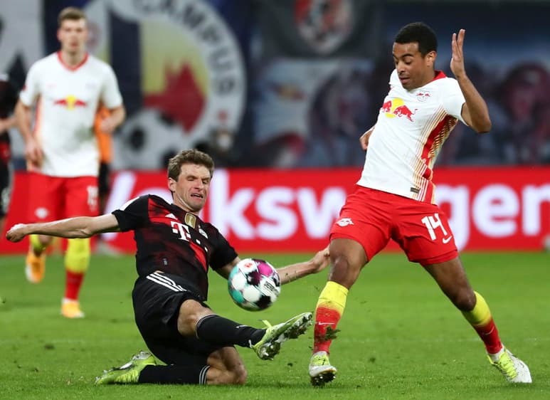 Bayern Munich dio un gran paso el sábado hacia su noveno título consecutivo en la Bundesliga al vencer a su escolta Leipzig por 1-0. (EFE)
