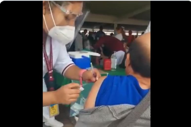 En relación a una denuncia publicada en redes sociales donde una joven refirió que en la sede de vacunación de la Escuela Nacional de Ciencias Biológicas Unidad Zacatenco del Instituto Politécnico Nacional (IPN), en la alcaldía Gustavo A. Madero, una enfermera engañó a su tío haciéndolo creer que le aplicó la vacuna Sputnik V contra COVID-19, el Instituto Mexicano del Seguro Social (IMSS) reconoció el error y pidió una disculpa. (ESPECIAL)