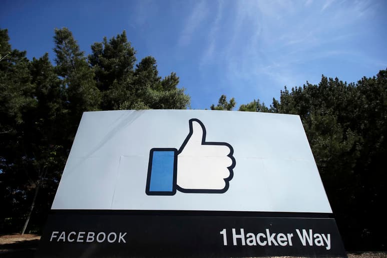 Al menos 13 millones de usuarios mexicanos se habrían visto afectados tras la filtración de datos personales que ocurrió en Facebook este sábado, indicó el experto en ciberseguridad Alon Gal. El dueño de la empresa de inteligencia sobre ciberdelincuencia, Hudson Rock, compartió en Twitter una lista de 106 países que se vieron dañados por la revelación y que abarca a un aproximado de 533 millones de cuentas de todo el mundo. En ésta México no se encuentra en el primer lugar, pero sí es el segundo país de la región del que más usuarios vieron vulnerados sus datos, ya que con 13 millones 330 mil 561 de cuentas expuestas, se localiza sólo por detrás de Colombia con 17 millones 957 mil 908, de acuerdo al listado de Alon Gal. (AP)