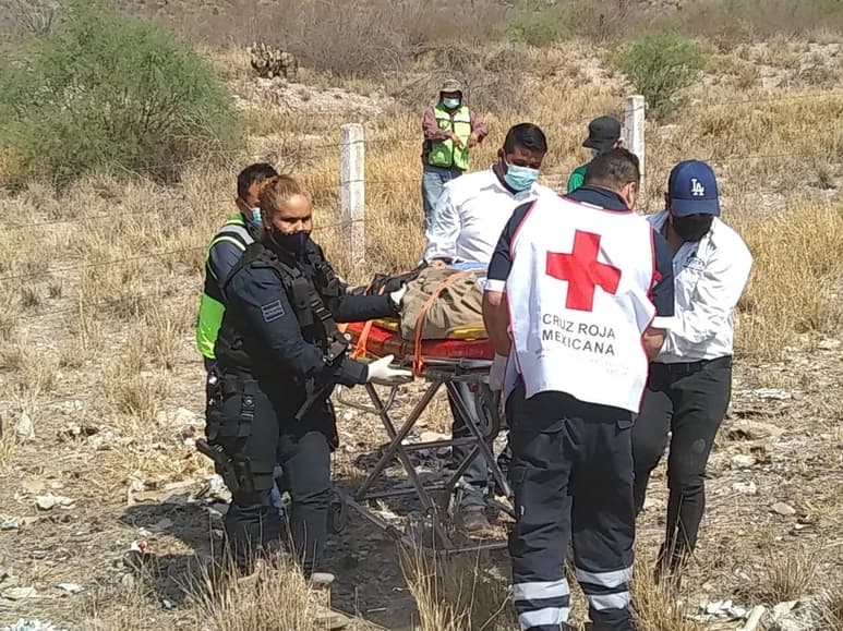 Al lugar del percance acudieron agentes de la Dirección de Seguridad Pública Municipal (DSPM) de Lerdo, elementos de la Guardia Nacional y paramédicos de la Cruz Roja. (EL SIGLO DE TORREÓN)