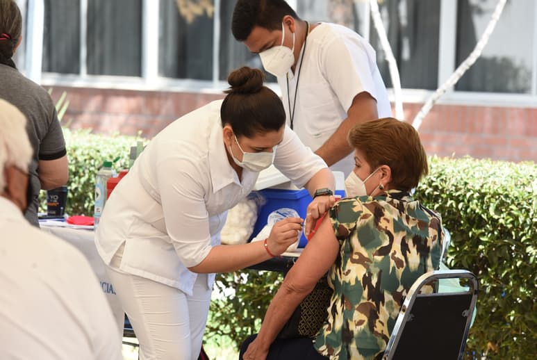 Ayer se reactivó la vacunación a los adultos mayores de 60 años en la zona urbana de Gómez Palacio aunque solamente en tres de los cinco módulos que se habilitaron por parte de las autoridades. (JESÚS GALINDO)