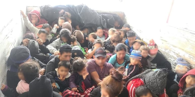 Además del hacinamiento, las personas fueron halladas con signos de deshidratación debido al extremo calor de la región. (CORTESÍA)