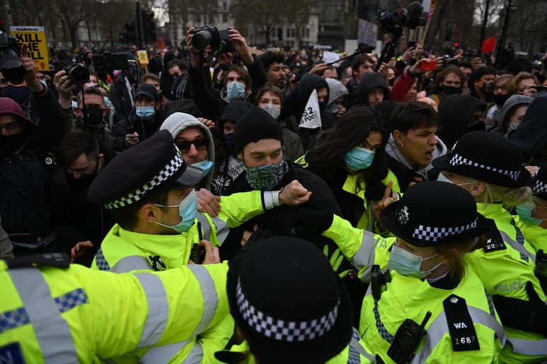 Los manifestantes pasaron frente al Palacio de Buckingham hacia una plaza frente a la sede del Parlamento. (EFE)