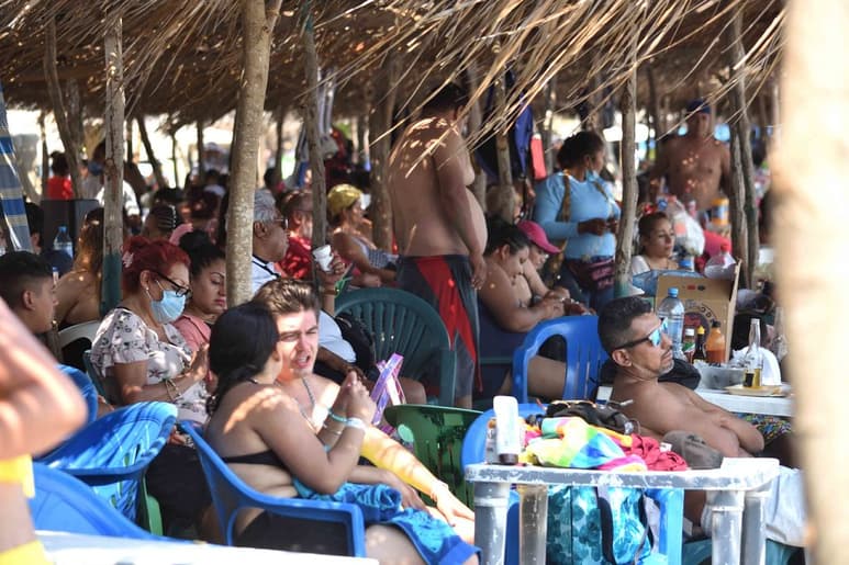 En las playas está prohibido el acceso con bebidas alcohólicas y alimentos, medida no acatada. (AGENCIAS)