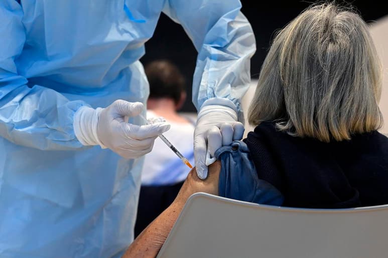 Italia registró 18,025 nuevos casos de coronavirus y 326 fallecidos en las últimas veinticuatro horas, informó hoy el Ministerio de Sanidad mientras que se espera acelerar en las próximas semanas la campaña de vacunación que va con retraso respecto a los planes del nuevo equipo para afrontar la emergencia nombrado por Mario Draghi. (EFE) 
