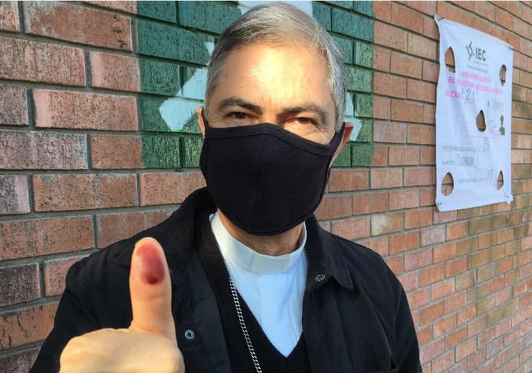 En el marco de las elecciones federales y locales, el obispo Torreón, Luis Martín Barraza Beltrán, advirtió a la ciudadanía que la compra y coacción de voto son pecados sociales, al igual de la venta del sufragio y no acudir a las urnas el día de la jornada electoral. (Especial)