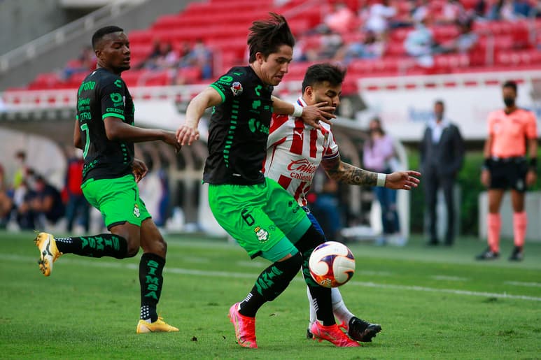 Santos Laguna empata ante Chivas en el encuentro correspondiente la Jornada 13 del torneo Guardianes 2021 de la Liga MX en su visita a Guadalajara en el Estadio Akron. (JAM MEDIA)