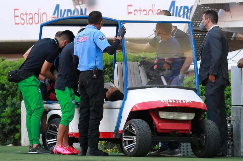Ronaldo Prieto cayó inconsciente al césped del estadio Akron luego de recibir un balonazo tras un centro de Uriel Antuna en el partido entre Santos Laguna y las Chivas por la Jornada 13 del Guardianes 2021. (JAM MEDIA)