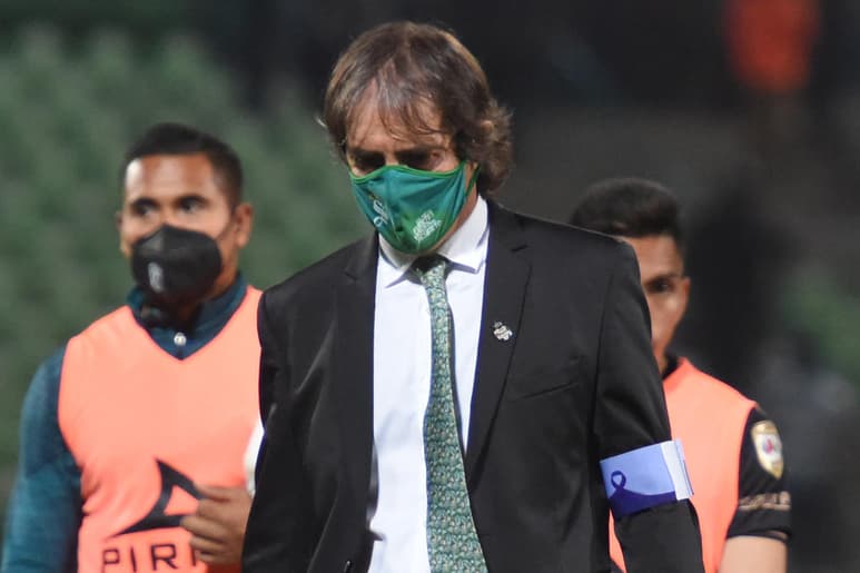 El uruguayo Guillermo Almada, entrenador del Santos Laguna del fútbol mexicano, reconoció que las ausencias por lesión han mermado a su equipo que apenas empató este domingo 1-1 con las Chivas de Guadalajara. (ARCHIVO)
