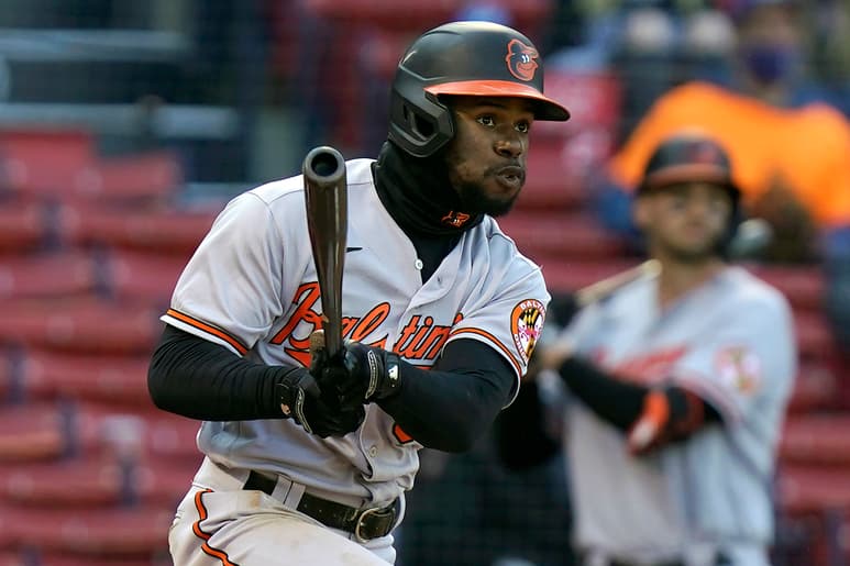 Cedric Mullins se fue de 5-5 con tres dobletes, una base por bolas y una carrera anotada. (AP)