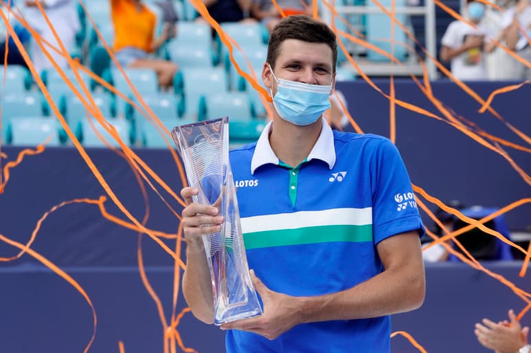 Hurkacz venció en la final 7-6, 6-4 a Jannik Sinner. (AP)
