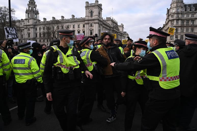 La protesta fue contra el proyecto de ley que pretende dar más poderes a la Policía para gestionar las manifestaciones. (EFE)