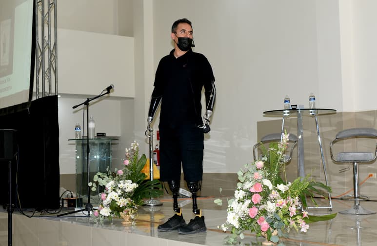 Aarón Acosta recibió una descarga eléctrica de 64 mil volts y haber sobrevivido al accidente lo impulsó a salir adelante. (JESÚS GALINDO)