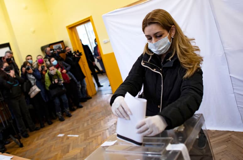 Sobre las 12:00, seis horas después de abrir los colegios, la participación era del 18 %, siete puntos menos que aproximadamente a la misma hora en las elecciones de 2017. (EFE)