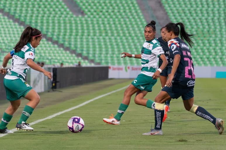 Luego de varios encuentros de no pisar la cancha del Corona, el Santos Femenil se alista para enfrentar hoy por la tarde-noche a las azulcremas. (ESPECIAL)