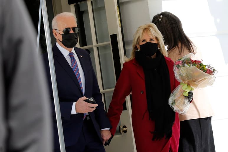 Joe Biden y su esposa invitaron a los estadounidenses a vacunarse, en un mensaje que difundieron con motivo del domingo de Pascua. (EFE)