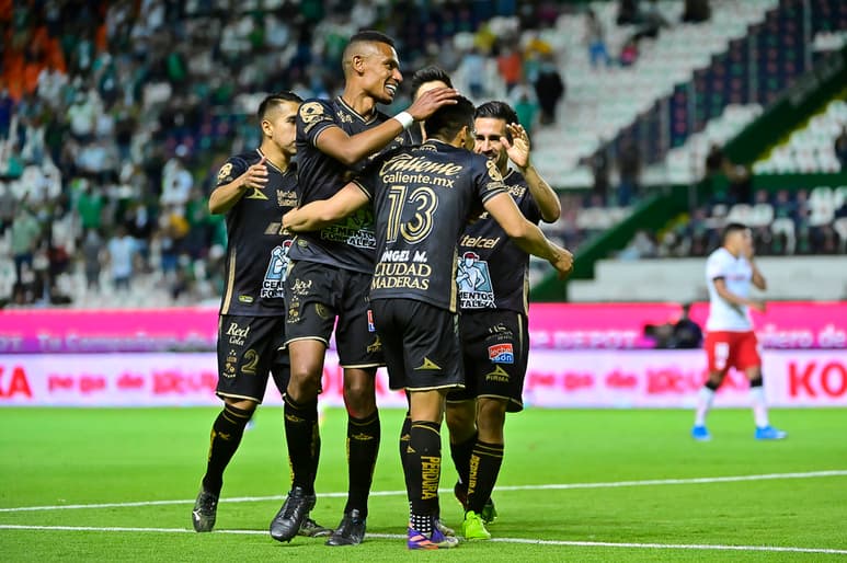 Jugadores del León celebran el tanto de la victoria anotado por Ángel Mena. (CORTESÍA LEÓN)