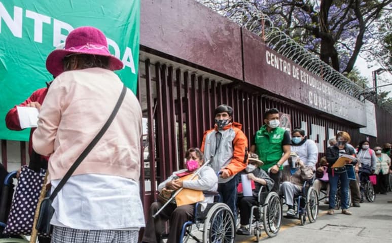 El hecho se registró este domingo en el centro de vacunación que está establecido en la escuela vocacional número 7. (ARCHIVO)