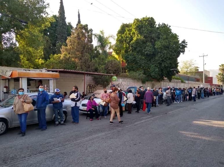 La más concurrida es la Facultad de Derecho pues la fila de personas comprende desde la calle Leandro Valle hasta la calle Donato Guerra, donde se ubica el acceso principal de la institución educativa.
(EL SIGLO DE TORREÓN)