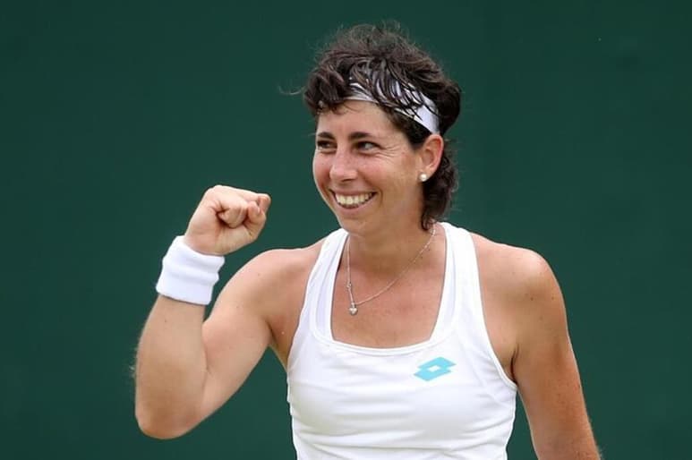 La española Carla Suárez compartió este lunes una fotografía en una pista de tenis, en la que explica que 'está muy contenta por estar entrenando de nuevo'. (Especial)