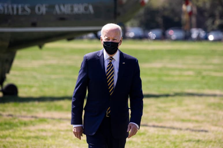 El presidente Joe Biden agradeció a los estadounidenses naturalizados por “elegirnos” en un mensaje oficial en video dirigido a los más recientes ciudadanos del país. (EFE)