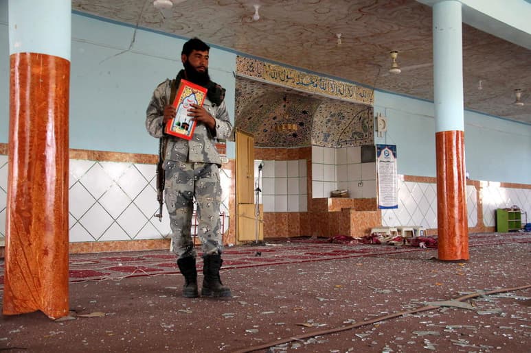 Al menos 15 miembros de las fuerzas de seguridad afganas murieron y varios de ellos fueron tomados como rehenes este lunes en un ataque talibán a un puesto de control en la provincia de Helmand, el principal bastión de los insurgentes en Afganistán. (ARCHIVO)