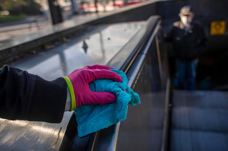 Los Centros para el Control y la Prevención de Enfermedades (CDC, en inglés) de EUA aseguraron este lunes que lavar las superficies con agua y jabón es suficiente para reducir el riesgo de contagio de la COVID-19, por lo que no hace falta usar productos desinfectantes. (ARCHIVO)