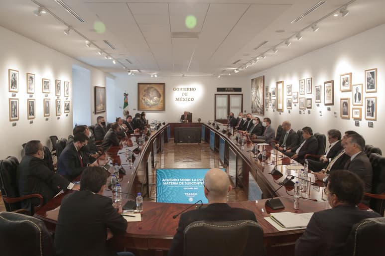 'Hoy se logró un importante acuerdo entre dirigentes sindicales, empresariales y gobierno en materia de subcontratación y reparto de utilidades en beneficio de todos', informó López Obrador. (TWITTER)
