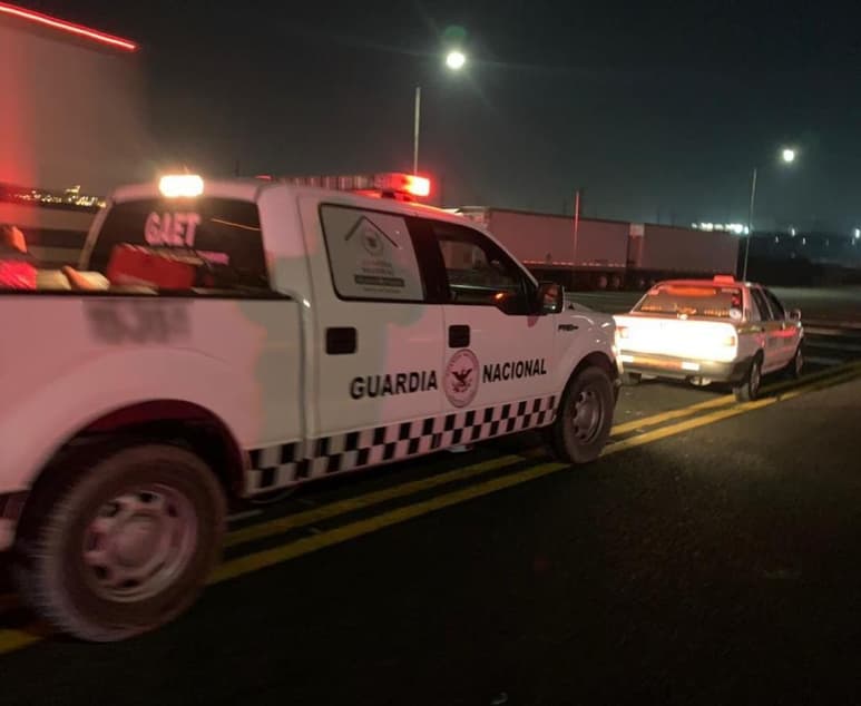 De acuerdo a la carpeta de investigación, personal de la Guardia Nacional (GN) detuvo a dos personas a quienes les aseguraron un kilo 13 gramos 9 miligramos de clorhidrato de metanfetamina y un vehículo.