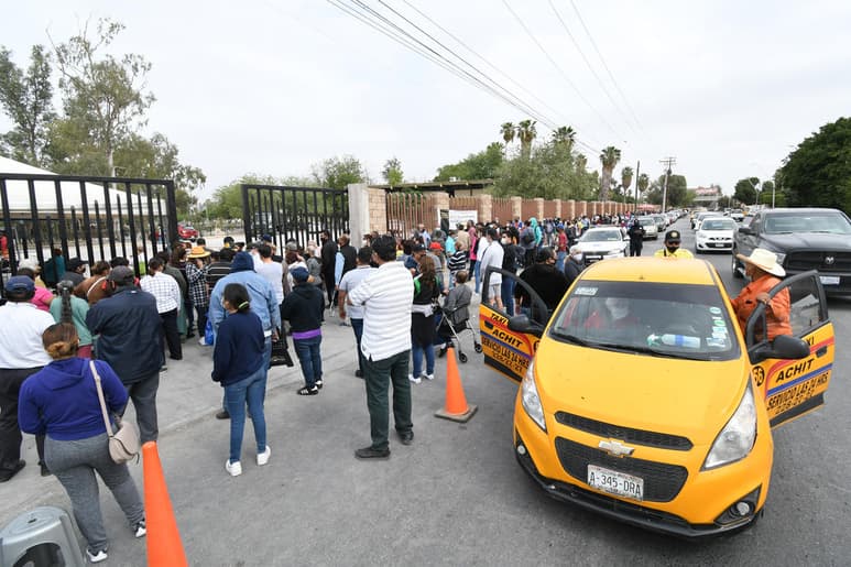 Polemizan y se contradicen por supuesto fallecimiento de una persona de la tercera edad que presuntamente murió al encontrarse formada para ser vacunada contra el COVID-19 bajo condiciones precarias en una de las células de vacunación que instaló en Torreón el Gobierno federal.
(ARCHIVO)