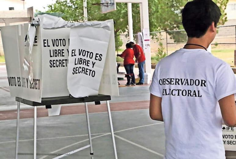 Su función es la de observar la instalación de casillas, el desarrollo de la votación, el escrutinio y cómputo de la votación en la casilla, la recepción de escritos de incidencias y protesta, la lectura en voz alta de los resultados en los consejos distritales, la fijación de resultados de la votación en la casilla y clausura de la misma.
(ARCHIVO)