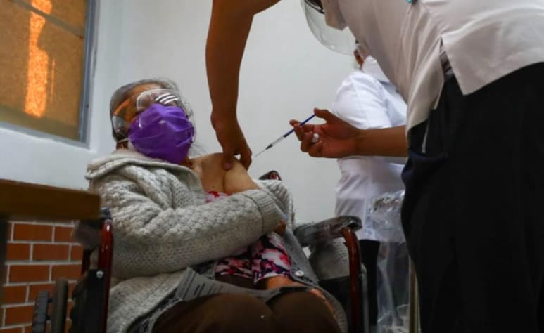 Tras darse a conocer en redes sociales casos de adultos mayores a los que no se les aplicó la vacuna contra COVID-19 y sólo se les dio una inyección vacía, la senadora panista Kenia López Rabadán exigió al gobierno federal que investigue y esclarezca los casos, además de aplicar las sanciones que correspondan. (ESPECIAL)