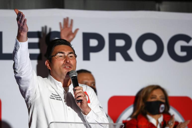 Luego de que se diera a conocer un audio de Alfredo Adame, candidato de Redes Sociales Progresistas (RSP), en el que se le escucha decir que se 'chingará 25 millones', el presidente nacional del partido, José Fernando González Sánchez, se deslindó de tales dichos y resaltó que se trata de un golpe político para el candidato. (ESPECIAL)