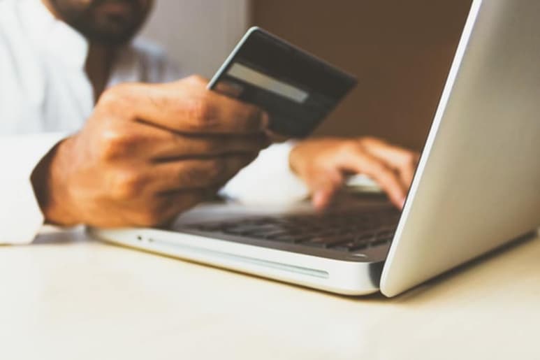 Las aplicaciones y los sitios web de compras utilizan trucos para influir en los usuarios. (ARCHIVO)