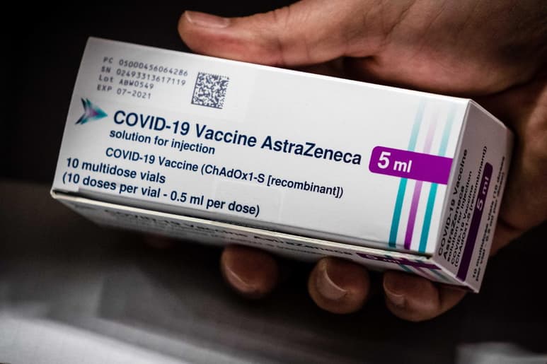 Existe un vínculo causal entre la vacuna de AstraZeneca contra el coronavirus y los casos raros de formación de coágulos de sangre, declaró un alto funcionario de la Agencia Europea de Medicamentos, pero agregó que aún no está claro cuál es la conexión y que los beneficios de recibir la vacuna superan los riesgos de contraer el COVID-19. (ARCHIVO)