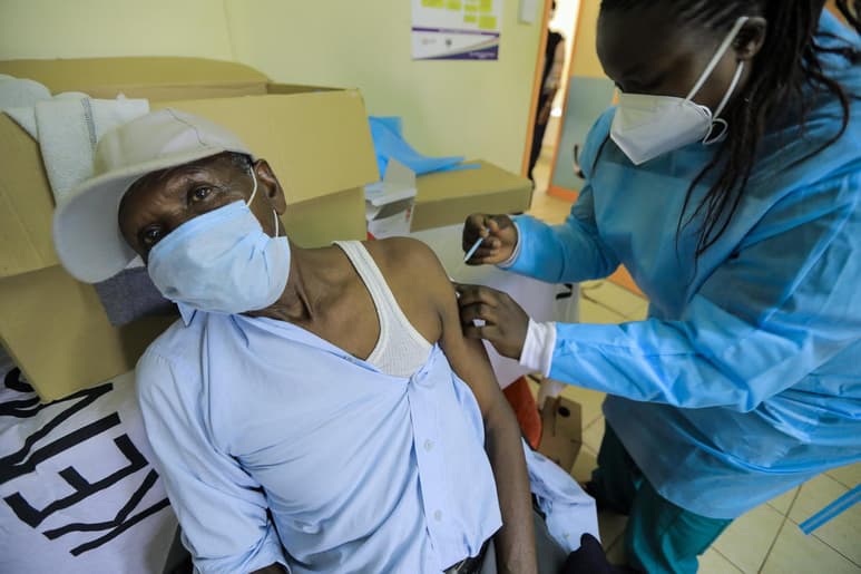 La vacunación contra la COVID-19 ha comenzado ya en 190 de los 194 países que forman parte de la Organización Mundial de la Salud (OMS), por lo que sólo faltan cuatro naciones para que se logre el objetivo de comenzar las inmunizaciones en todo el planeta, destacó hoy la organización. (ARCHIVO)