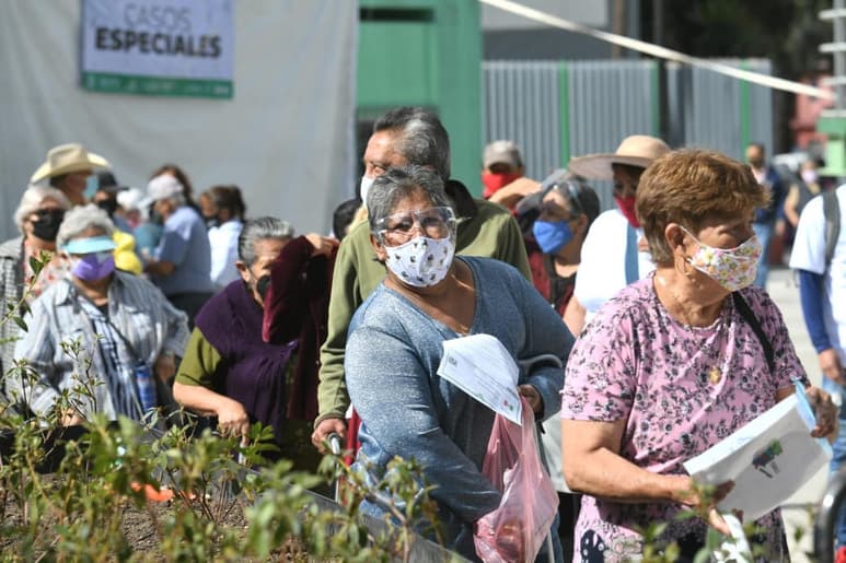 López Obrador prevé que para mayo ya estén inmunizados contra el COVID-19 adultos mayores, docentes e iniciada la vacunación en personas menores de 60 años. (ARCHIVO)