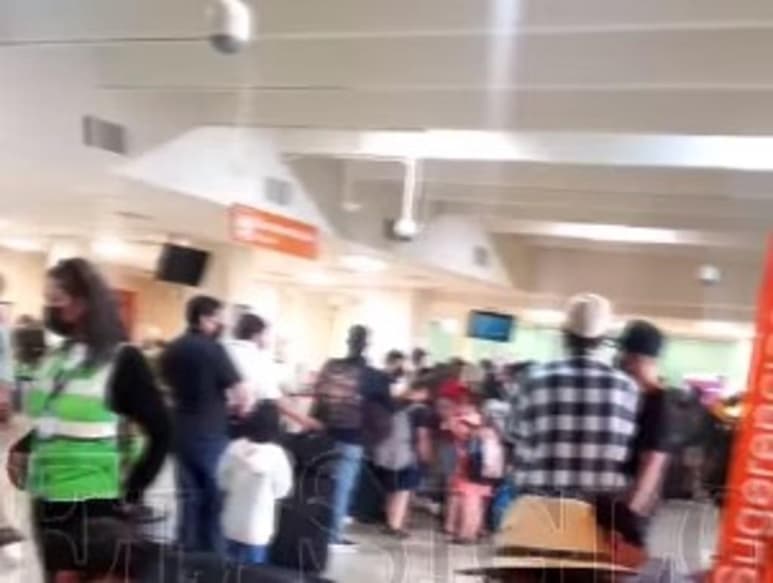 A través de videos compartidos por usuarios del Aeropuerto Internacional Guadalupe Victoria, abundan las quejas por la falta de medidas sanitarias y la falta de filtros para quienes viajan. (Especial)