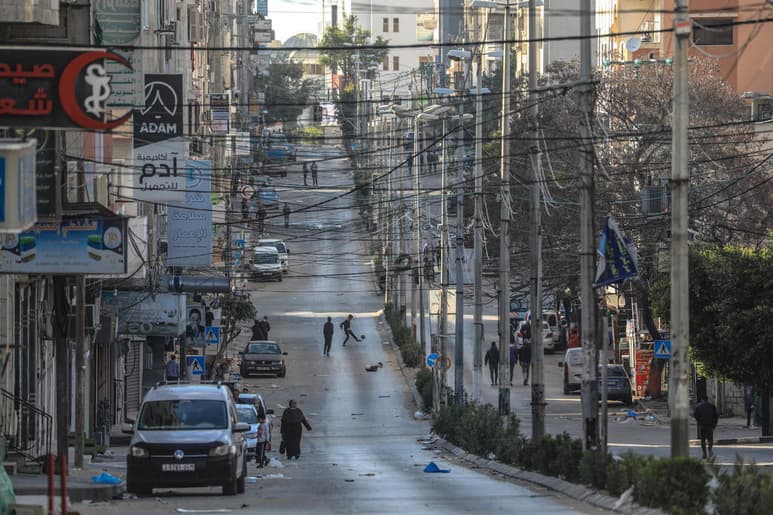 La Franja de Gaza volverá desde este miércoles a un cierre parcial de su actividad por el aumento de contagios de coronavirus que ha registrado máximos diarios este mes, anunció hoy el Ministerio de Interior. (ARCHIVO)