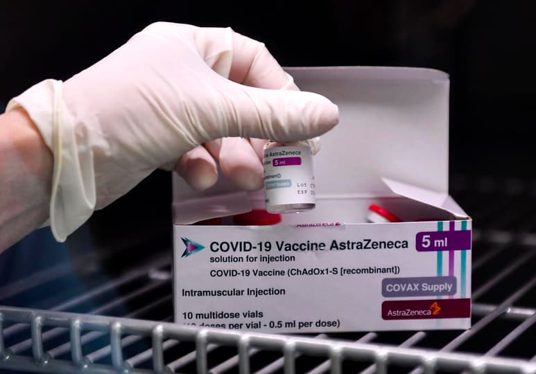La Universidad británica de Oxford ha detenido las pruebas que hace con su vacuna -desarrollada con AstraZeneca- en niños y adolescentes hasta que la agencia reguladora del medicamento del Reino Unido (MHRA) proporcione más información sobre su posible relación con coágulos sanguíneos. (ARCHIVO)