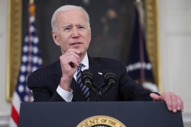 El presidente estadounidense, Joe Biden, dijo este martes que espera que su Gobierno pueda empezar a compartir con otros países su inventario de vacunas contra la COVID-19 'antes de que acabe el verano' (junio-septiembre), una vez que se haya asegurado que tiene suficientes para inocular a toda su población. (EFE)