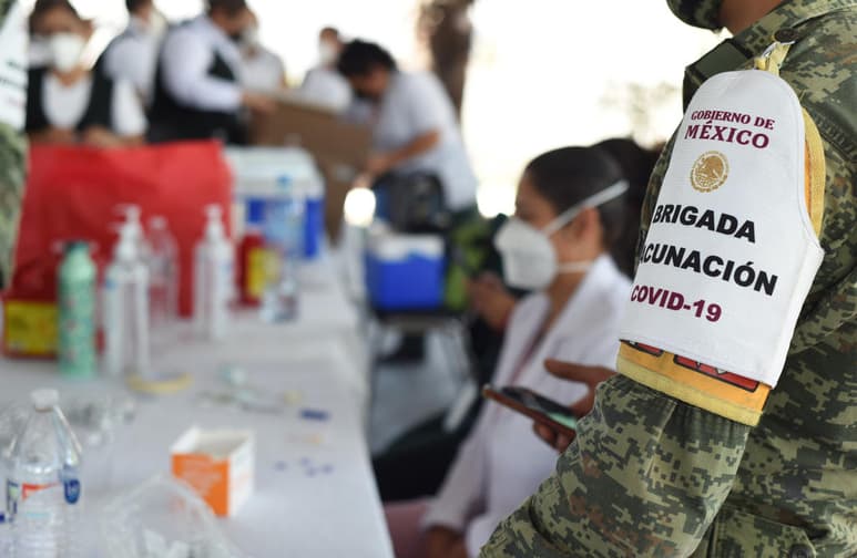 El Gobierno federal informó esta tarde que a partir de mañana miércoles se abre la convocatoria para que adultos mayores de 70 años y más se acerquen a recibir la vacuna contra el COVID-19 de Pfizer/BioNTech a las tres células de inoculación que se ubican al norte y en el segundo cuadro de la ciudad de Torreón. (JESÚS GALINDO)